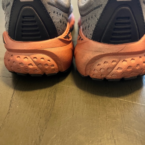 Women size 8 Brooks - Picture 3 of 3